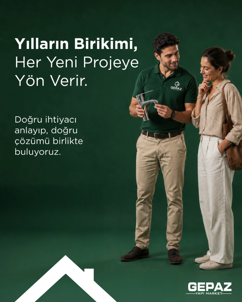 Gepaz danışmanı bir müşteriye batarya gösteriyor